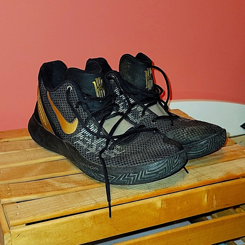 Nike Men's Kyrie II Rare Sneakers Size 10.5